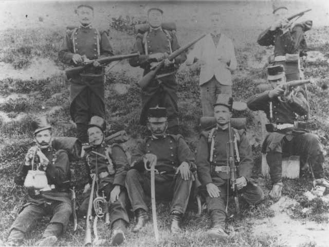 CAT AMS-AIAS 780 Grup de soldats d'infanteria descansant després de fer unes maniobres (1910-1920) Fons 100 Ajuntament de Salt