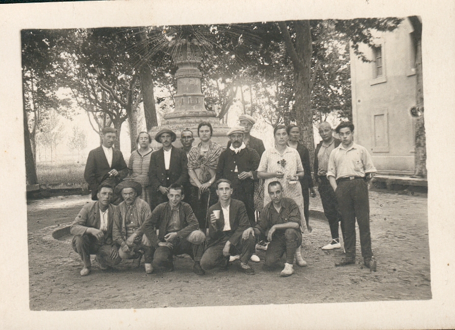 Grup d’homes i dones posant davant d'una font
