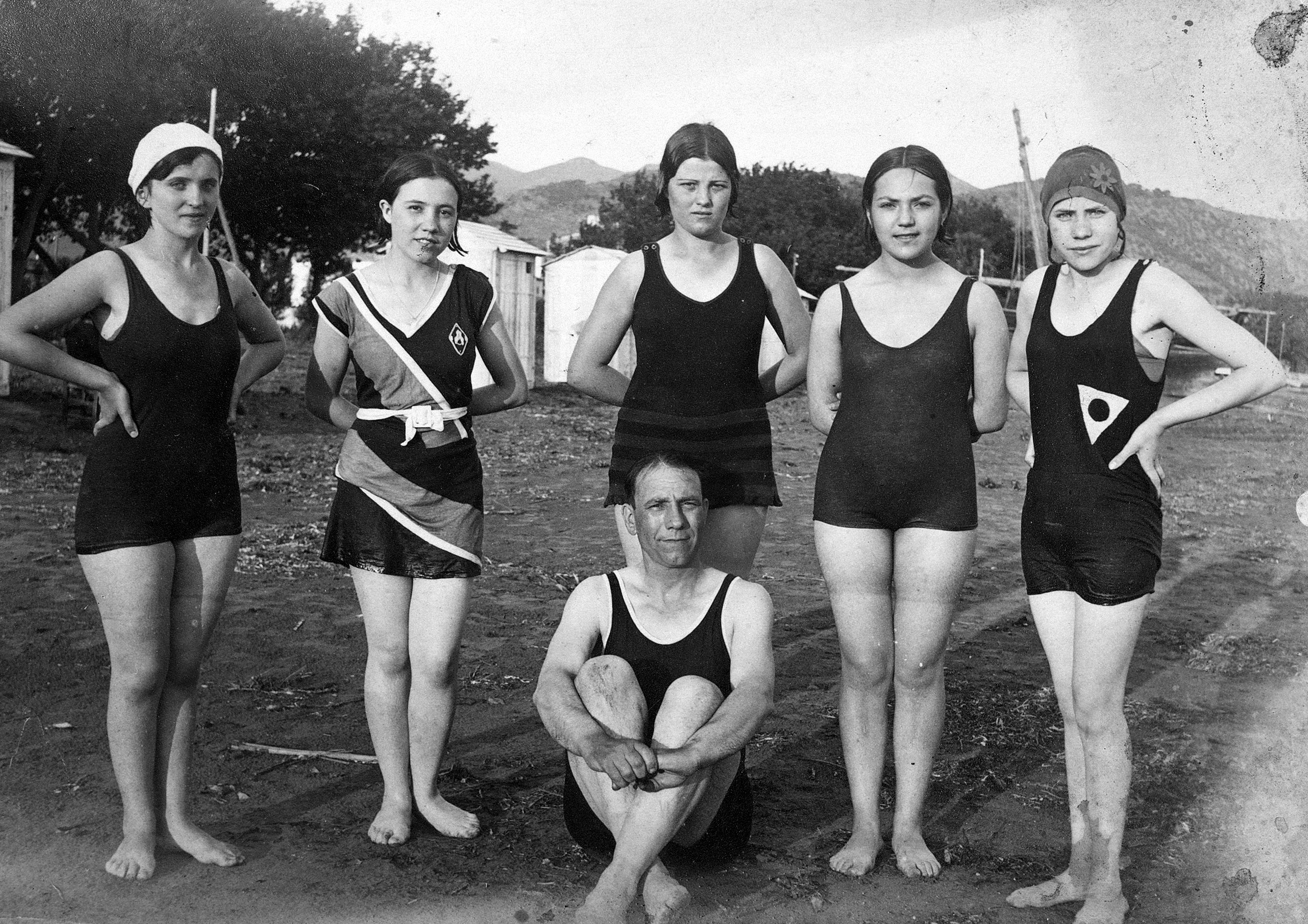 Grup de noies amb banyador en una platja